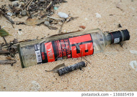 沖繩縣西表島,被沖上岸的垃圾 沖繩縣西表島,被沖上岸的垃圾 138885459