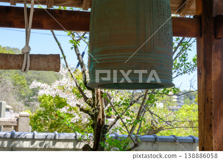神戶、須摩寺、鐘樓和櫻花 神戶、須摩寺、鐘樓和櫻花 138886058