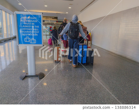 Start of a line to TSA and Customs at an US Airport for screening. 138886314