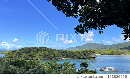 石垣島卡比拉灣的壯麗景色:湛藍的大海和天空,玻璃底船之旅,沖繩。 石垣島卡比拉灣的壯麗景色:湛藍的大海和天空,玻璃底船之旅,沖繩。 138886356