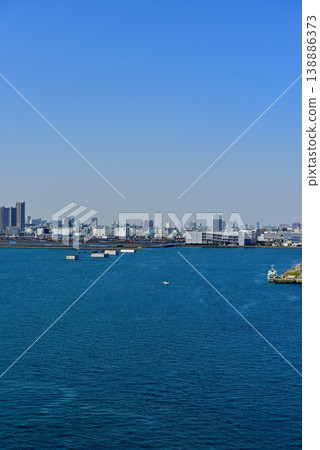 從東京門大橋眺望摩天大樓林立的城市景觀 從東京門大橋眺望摩天大樓林立的城市景觀 138886373