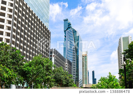 城市景觀,綠樹成蔭,建築物林立。 城市景觀,綠樹成蔭,建築物林立。 138886478