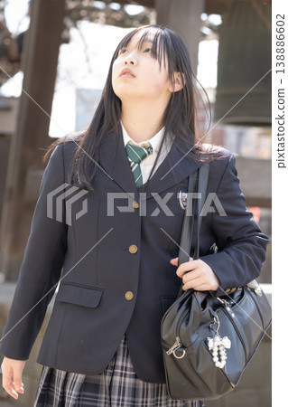 一位身穿制服的女學生走過一排排傳統倉庫組成的城鎮景觀。 (旅遊,旅行,青少年) 一位身穿制服的女學生走過一排排傳統倉庫組成的城鎮景觀。 (旅遊,旅行,青少年) 138886602