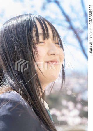 女學生在春日陽光下放鬆身心。櫻花盛開。觀光。生活方式。 女學生在春日陽光下放鬆身心。櫻花盛開。觀光。生活方式。 138886603