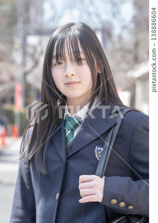 一位高中女生在郊區散步的肖像 一位高中女生在郊區散步的肖像 138886604