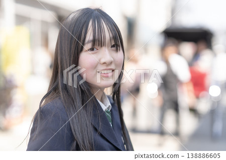 在川越的街角,一輛輛人力車從身邊駛過,一位高中女生面帶微笑。 (小江戶觀光、學校旅行、學生旅遊) 在川越的街角,一輛輛人力車從身邊駛過,一位高中女生面帶微笑。 (小江戶觀光、學校旅行、學生旅遊) 138886605