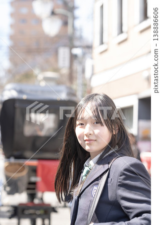 在川越的街角，一輛輛人力車從身邊駛過，一位高中女生面帶微笑。 （小江戶觀光、學校旅行、學生旅遊） 138886606