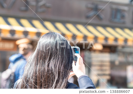這是一張代表性的照片，照片中一群高中女生在學校旅行中，從後面拍攝川越的復古街道。 138886607