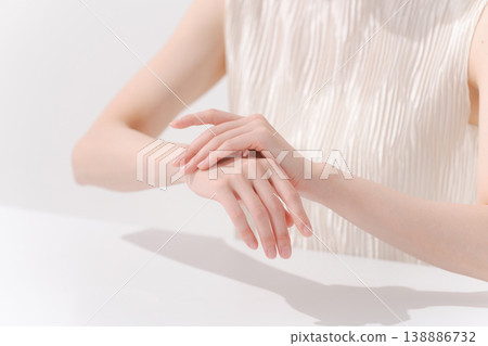 女性需要手臂照顧的身體部位 138886732