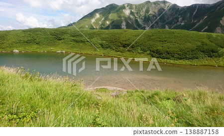夏季的立山黑部阿爾卑斯山脈路線上的綠池 夏季的立山黑部阿爾卑斯山脈路線上的綠池 138887158