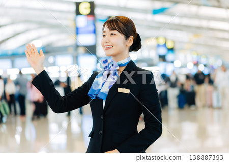 機場女性地勤人員提供指引(照片由關西國際機場(KIX)提供) 機場女性地勤人員提供指引(照片由關西國際機場(KIX)提供) 138887393