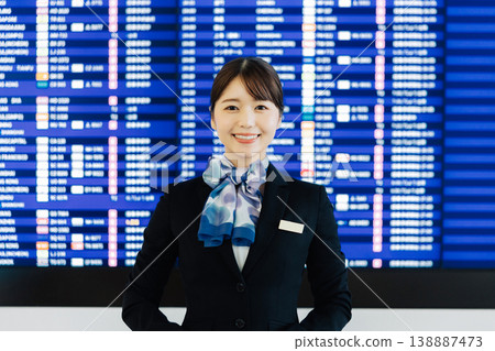 機場女性地勤人員提供指引(照片由關西國際機場(KIX)提供) 機場女性地勤人員提供指引(照片由關西國際機場(KIX)提供) 138887473