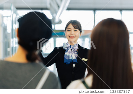 機場女性地勤人員引導旅客（照片由關西國際機場（KIX）提供） 138887557