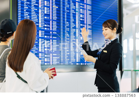 機場女性地勤人員引導旅客（照片由關西國際機場（KIX）提供） 138887563