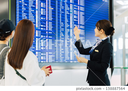 機場女性地勤人員引導旅客（照片由關西國際機場（KIX）提供） 138887564