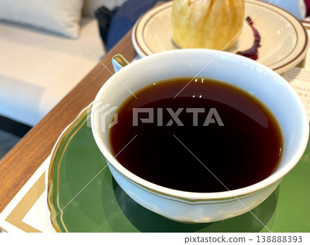 熱咖啡－一杯盛在綠色托盤上的白色杯子裡的黑咖啡。 138888393