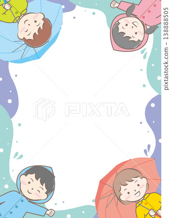 一幅畫面，描繪了穿著雨衣、撐傘的孩子們；雨季；雨天。 138888505