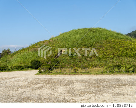 The scenery of the blue sky and the Fujinoki burial mound The scenery of the blue sky and the Fujinoki burial mound 138888712