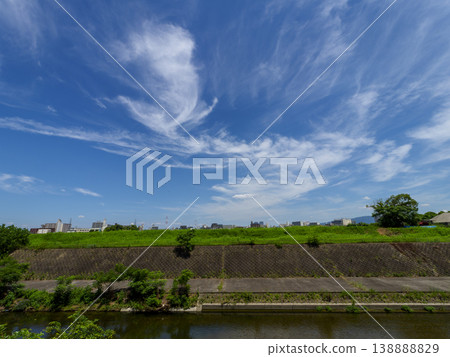 碧空如洗,大和川沿岸風景旖旎。 碧空如洗,大和川沿岸風景旖旎。 138888829