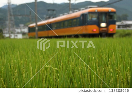 穿過鄉村的特快列車 138888936