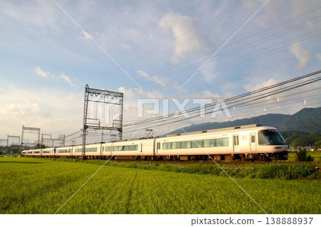 櫻花號列車沐浴在晨曦中運行。 138888937