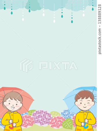孩子們穿著雨衣，撐著傘，旁邊是一束繡球花。 138889128