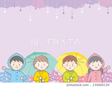 孩子們穿著雨衣，撐著傘，旁邊是一束繡球花。 138889130