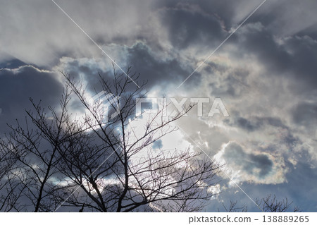 陽光透過雲層的縫隙偷看 陽光透過雲層的縫隙偷看 138889265
