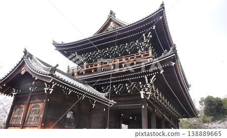 櫻花盛開時,南禪寺的三門 櫻花盛開時,南禪寺的三門 138889665