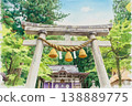 一幅水彩畫，描繪了穿越合掌造村莊的旅程，畫中描繪了神社大門和新鮮的綠色植物。 138889775