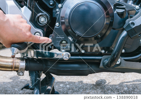 檢查摩托車引擎機油 檢查摩托車引擎機油 138890018