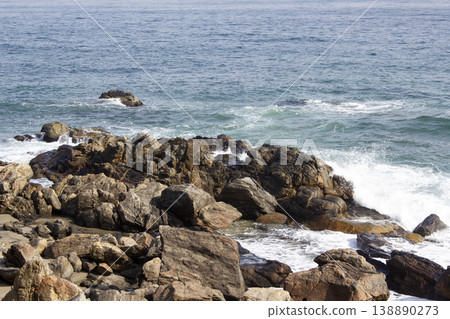 The coast is rocks and seawater. 138890273