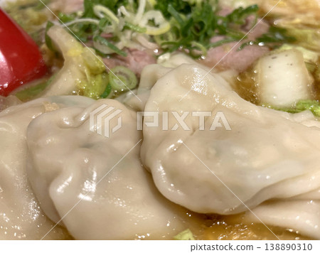 餛飩白菜拉麵——餛飩、高麗菜和蔥的特寫鏡頭 餛飩白菜拉麵——餛飩、高麗菜和蔥的特寫鏡頭 138890310