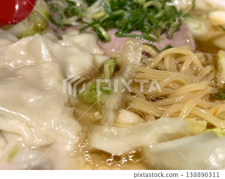 餛飩白菜拉麵——餛飩、麵條和叉燒肉的特寫鏡頭。 138890311