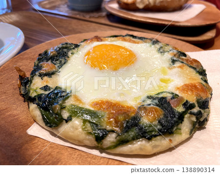 菠菜煎蛋麵包 - 起司烤美味麵包 - 正面特寫 菠菜煎蛋麵包 - 起司烤美味麵包 - 正面特寫 138890314