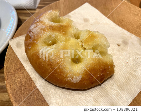 甜奶油蛋捲——撒上酥脆糖粒的法國麵包——另一個角度 138890321