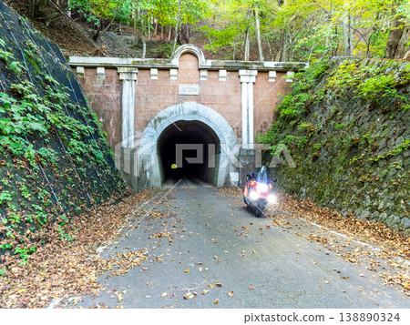 The old Sasago Pass tunnel evokes a sense of history. 138890324