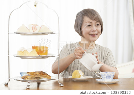 老婦人們正在享用下午茶 老婦人們正在享用下午茶 138890333
