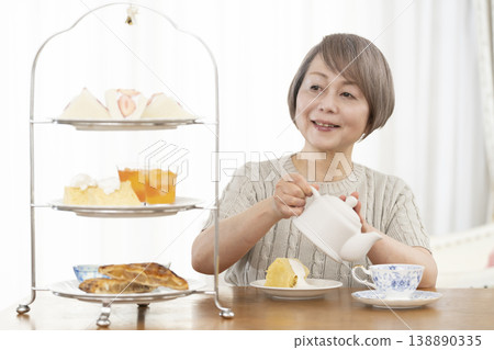 老婦人們正在享用下午茶 老婦人們正在享用下午茶 138890335