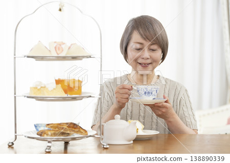 老婦人們正在享用下午茶 老婦人們正在享用下午茶 138890339