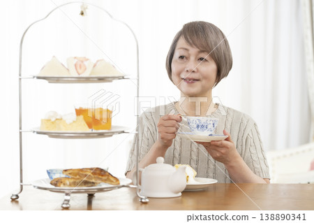 老婦人們正在享用下午茶 老婦人們正在享用下午茶 138890341