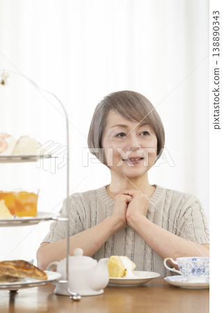 老婦人們正在享用下午茶 老婦人們正在享用下午茶 138890343