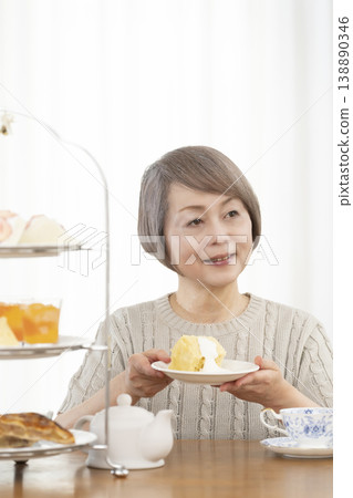 老婦人們正在享用下午茶 老婦人們正在享用下午茶 138890346