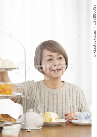 老婦人們正在享用下午茶 老婦人們正在享用下午茶 138890355