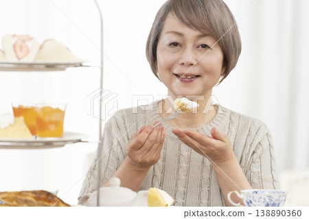 老婦人們正在享用下午茶 老婦人們正在享用下午茶 138890360
