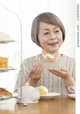 老婦人們正在享用下午茶 老婦人們正在享用下午茶 138890362
