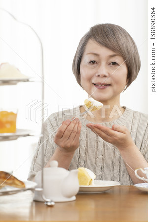 Senior women enjoying afternoon tea 138890364