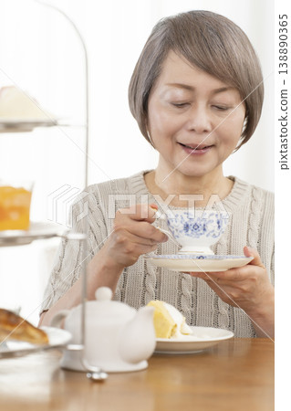 老婦人們正在享用下午茶 老婦人們正在享用下午茶 138890365
