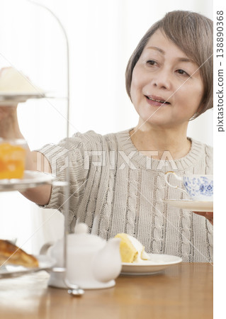 老婦人們正在享用下午茶 老婦人們正在享用下午茶 138890368