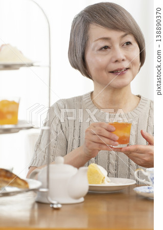 老婦人們正在享用下午茶 老婦人們正在享用下午茶 138890370